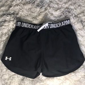 •BLACK BASIC UNDER ARMOR ATHLETIC SHORTS•